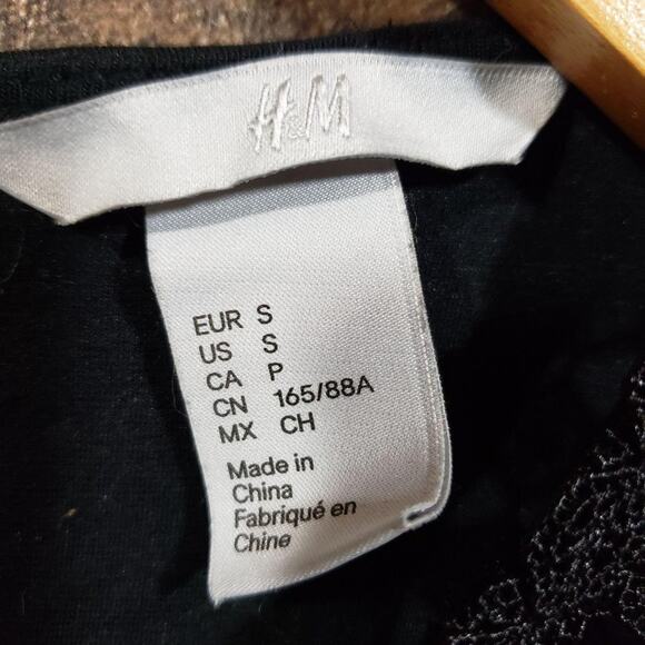 H & M v-neck crochet front sleeveless shirt keyhole button back woman's size S - Picture 2 of 9